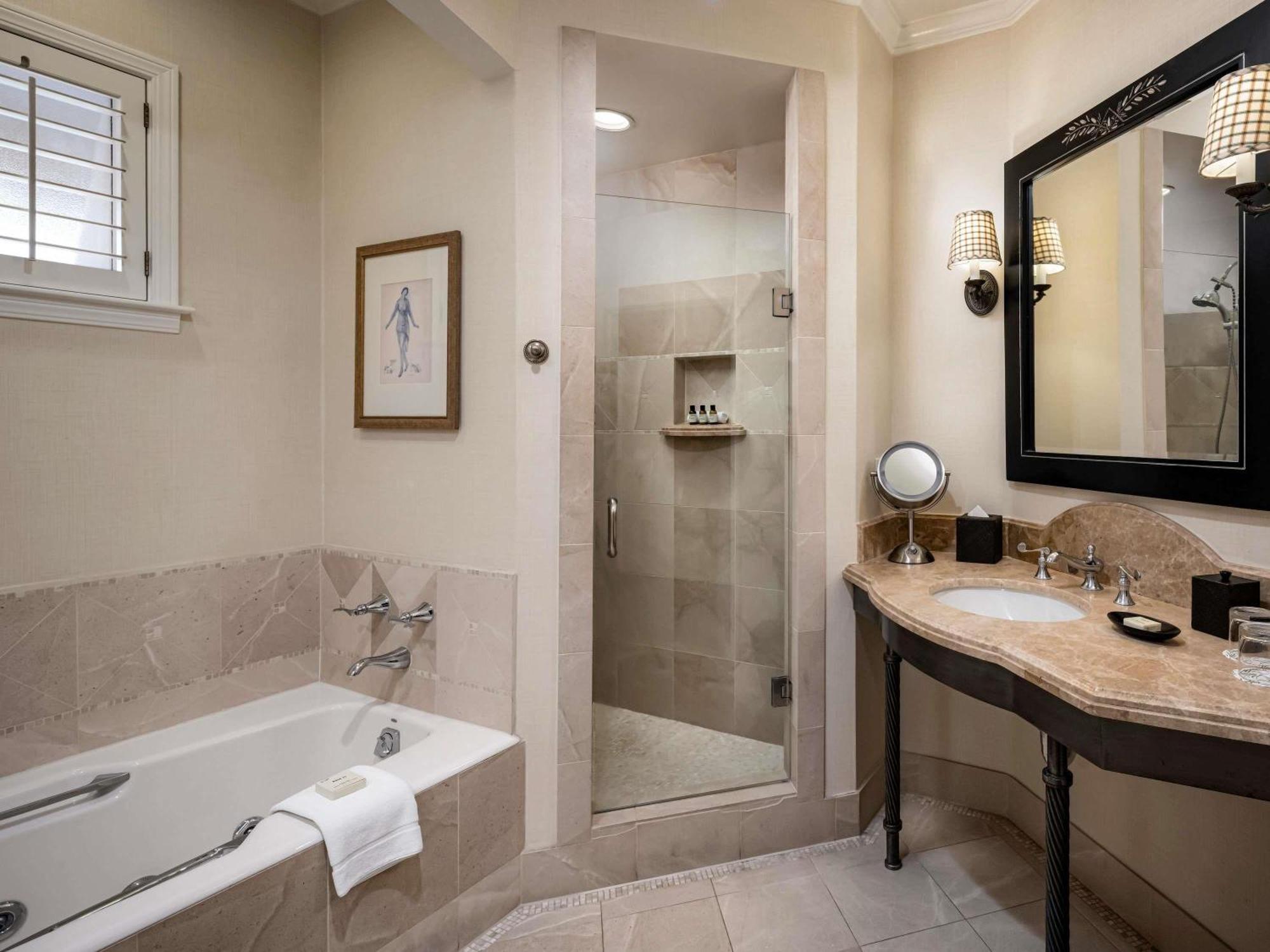Signature One-Bedroom King Suite Sofa Bed Fireplace Patio or Balcony Jacuzzi Garden View,1717042584:JPEG